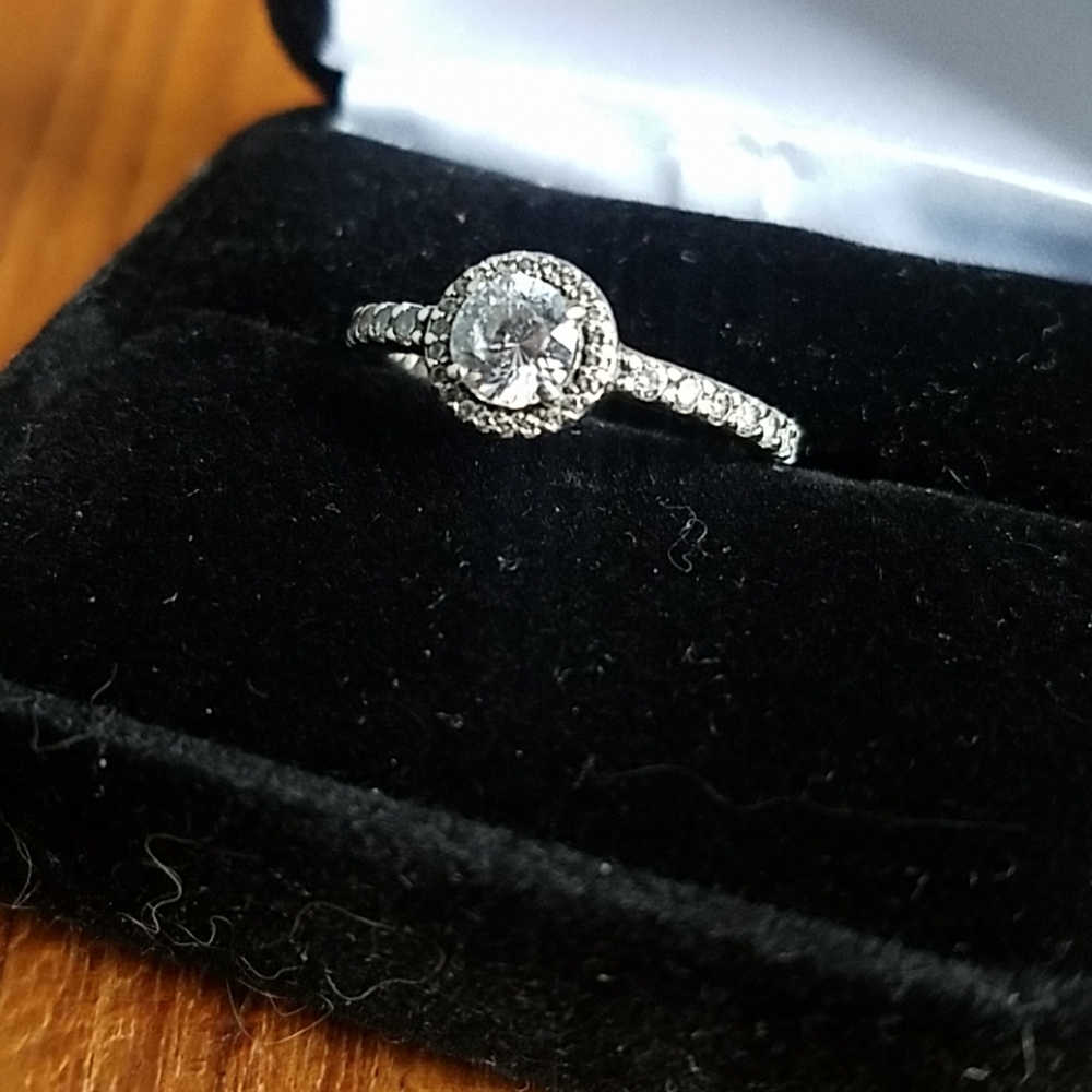 PANDORA round halo ring sz 6 Classic